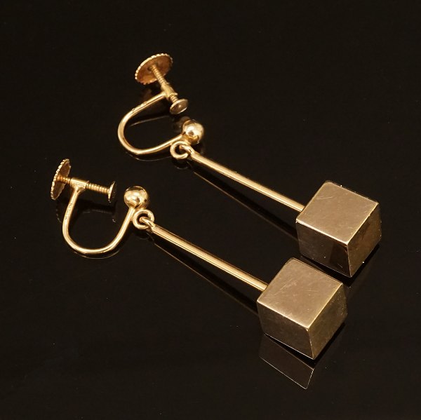 Bent Knudsen, Denmark: A pair of 14kt gold earrings. L: 3cm