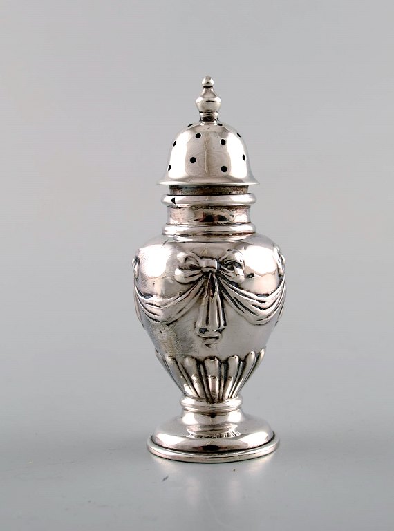 English pepper shaker in silver. Late 19th century. From large private 
collection. 
