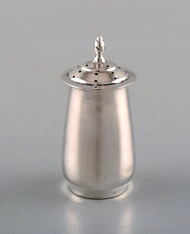 English pepper shaker in silver. Late 19th century. From large private 
collection. 
