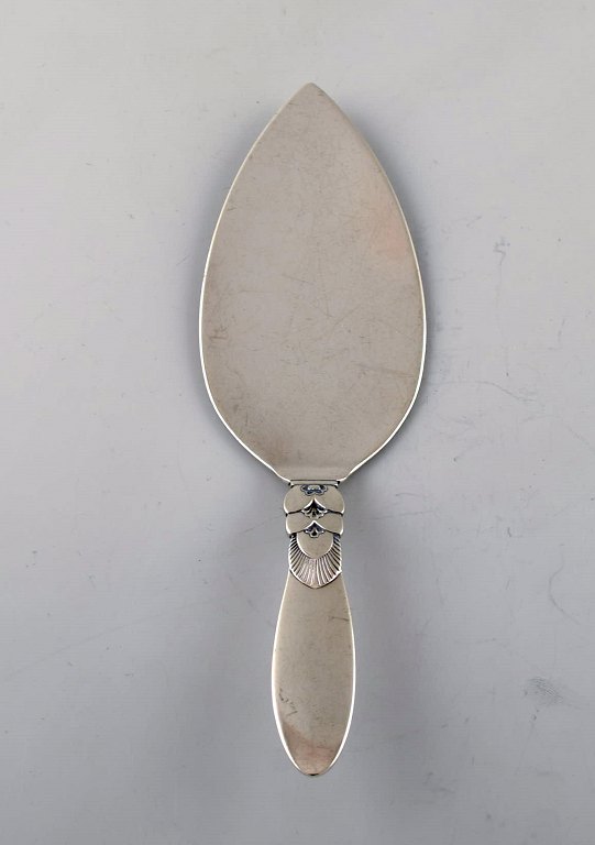 Tidlig Georg Jensen "Kaktus" serveringsspade i sterlingsølv. Dateret 1915-30.