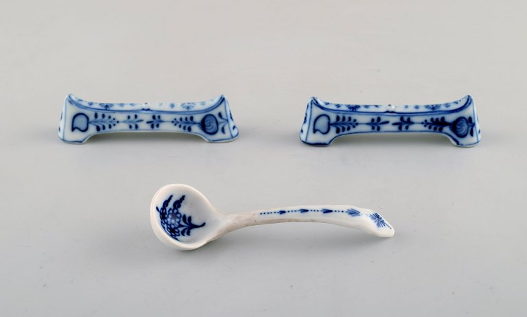 Two Stadt Meissen blue onion patterned knife rests and small spoon. Mid 20th 
century.

