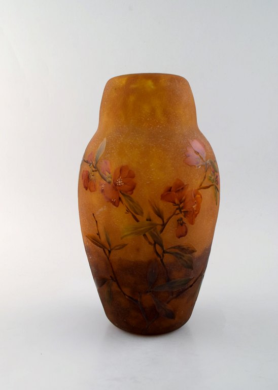 Stor og imponerende Daum Nancy art nouveau vase i mundblæst emalje kunstglas. 
Syreætset glas. Håndmalede røde blomster og grene i relief. Dateret 1915.