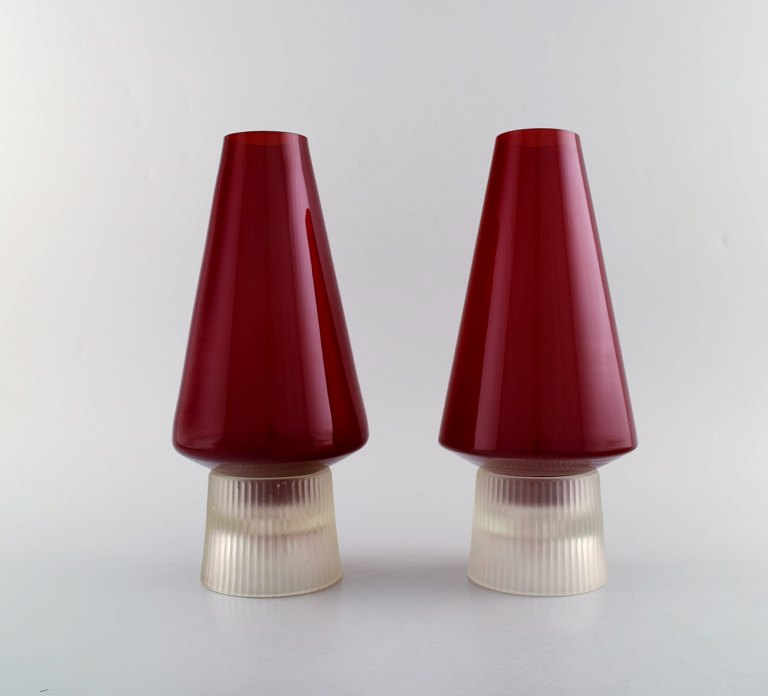 Per Lütken for Holmegaard. A pair of rare "Hygge" lamps for candles in red and 
clear art glass. Designed in 1958.