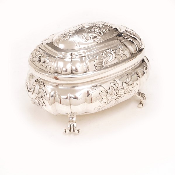 Jonas Henrich Jonassen (Jonsen), Copenhagen, 1750-1791: A silver sugar box. 
Dated 1750. H: 8,5cm. L: 12,5cm. W: 256gr