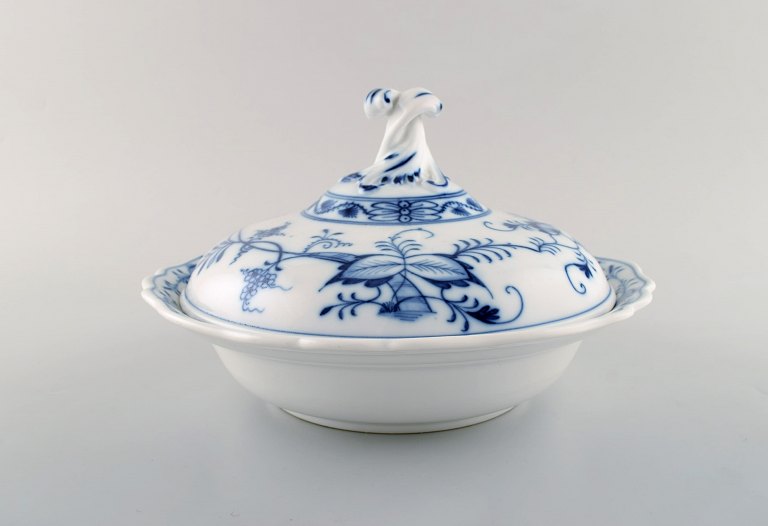 Stadt Meissen blue onion patterned lidded tureen. Mid 20th century.
