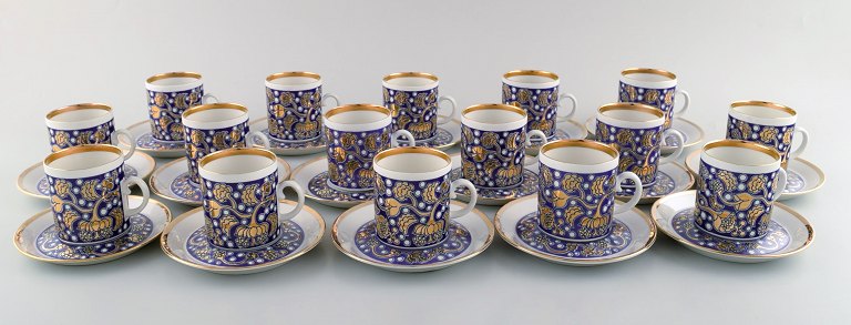 Esteu Tomula for Arabia. Set of 16 "Iiris" mocha cups with saucers. Gold flowers 
on purple background. 1960 / 70