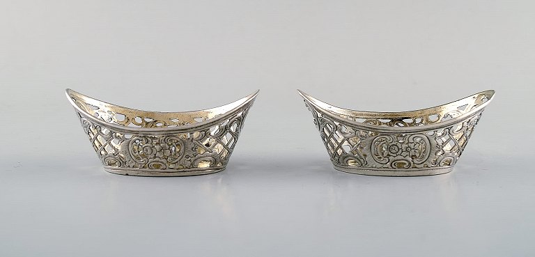 European silversmith. A pair of silver bowls with reticulated decoration. Ca. 
1900.