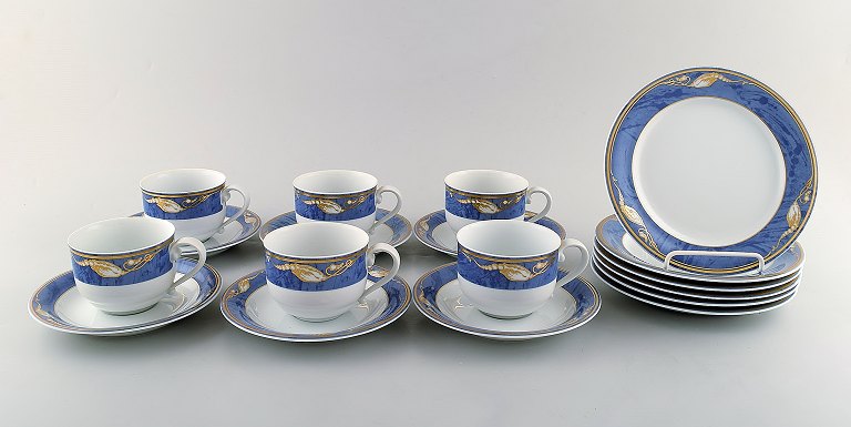 Royal Copenhagen. Sæt med seks "Magnolia" kaffekopper med underkopper og seks 
tilhørende tallerkener. Sent 1900-tallet.