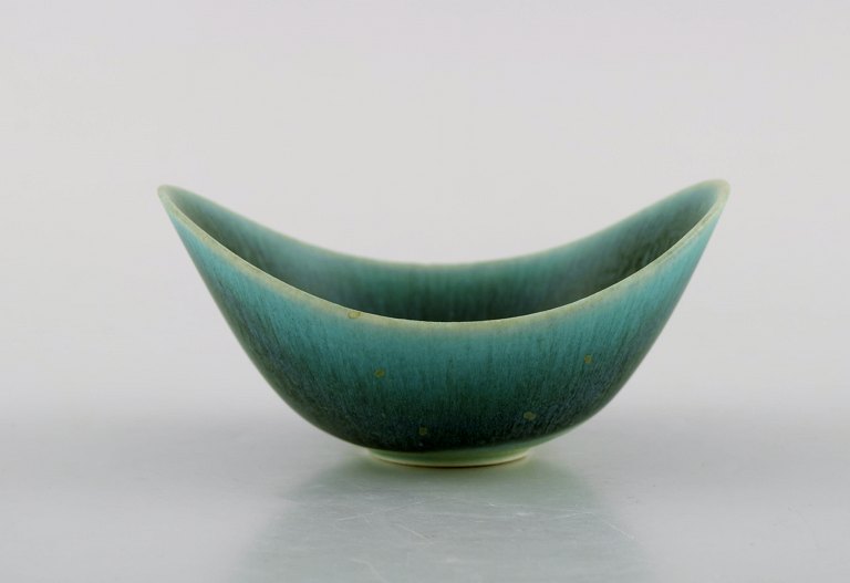 Gunnar Nylund for Rörstrand. Skål i glaseret keramik. Smuk glasur i blågrønne 
nuancer. 1950/60