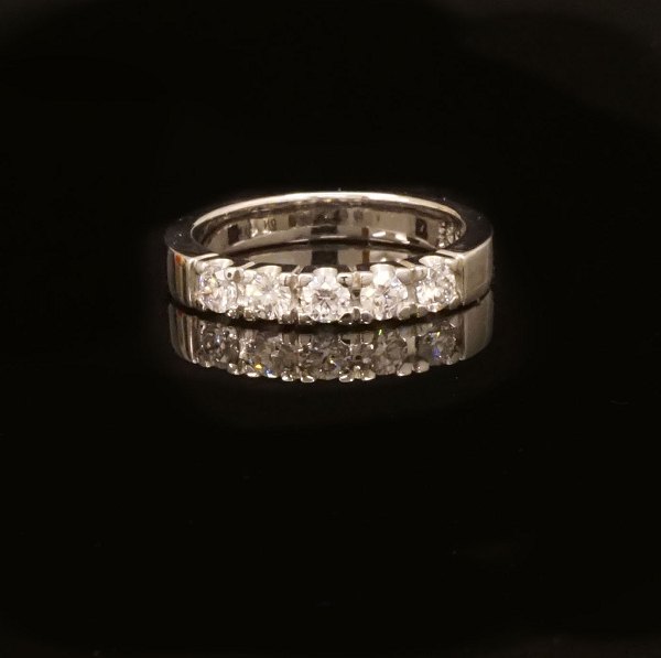 14kt Weissgold Ring mit fünf 0,1ct LabGrown Diamanten. Insgesamt 0,5ct. Ringgr. 54-55