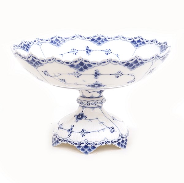 Royal Copenhagen: Cake plate blue fluted half lace.
#1/634.
H: 17cm. D: 22cm