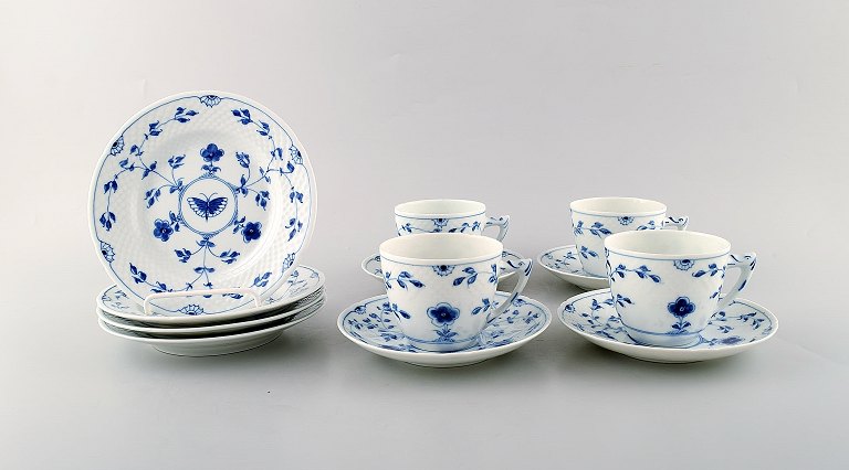 Bing & Grøndahl / B&G, "Sommerfugl". Fire kaffekopper med underkopper og fire 
tallerkener i håndmalet porcelæn.