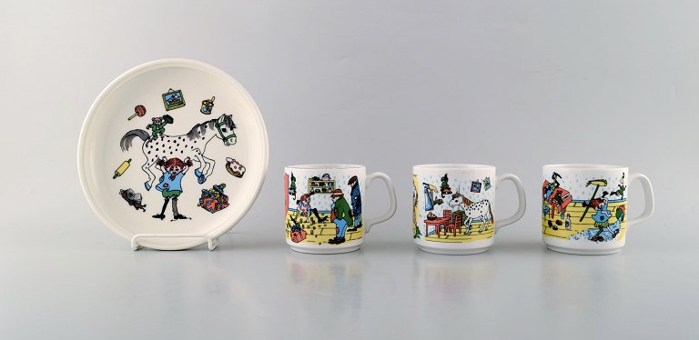 Rörstrand. Tre kopper og en tallerken i porcelæn med Pippi Langstrømpe motiver. 
Sent 1900-tallet.