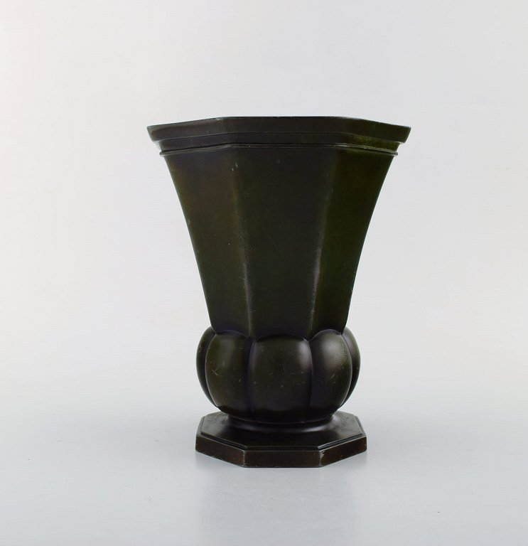 Art deco Vase, designet af Just Andersen. 
