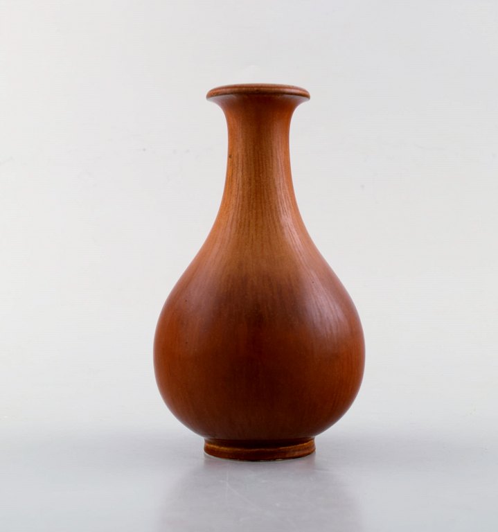 Gunnar Nylund for Rörstrand. Vase in glazed stoneware. Beautiful glaze in brown 
shades. 1960