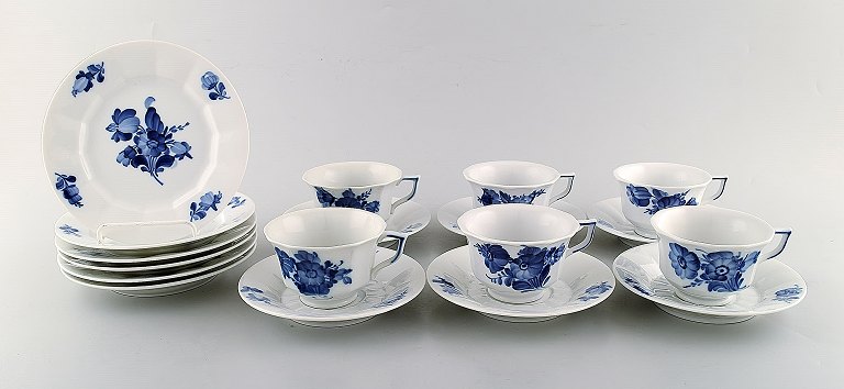 Royal Copenhagen blå blomst kantet sæt på 6 kaffekopper med underkopper samt 
seks kagetallerkener.