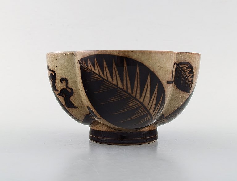 Nils Thorsson for Royal Copenhagen. Jungle series. Bowl in glazed
chamotte clay decorated with palm trees. 1930 / 40