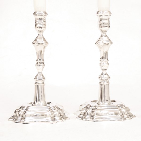 Jens Christensen, Copenhagen, 1734-62: A pair of mid 18th century baroque silver 
candlesticks. Dated 1740. H: 19,2cm. W: 593gr