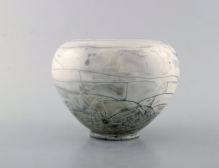 Svend Hammershøi for Kähler, HAK. Vase i glaseret stentøj. Smuk gråsort 
dobbeltglasur. 1930/40