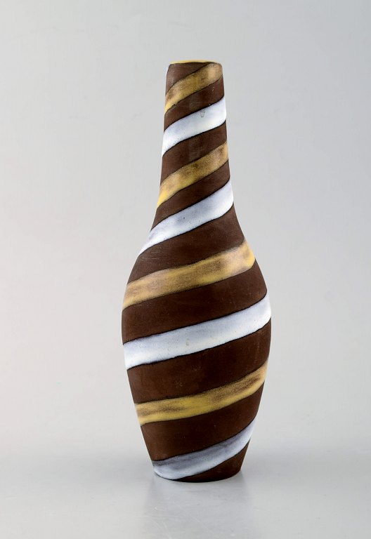 Ingrid Atterberg for Upsala-Ekeby. Vase i glaseret keramik. Spiral design, midt 
1900-tallet.