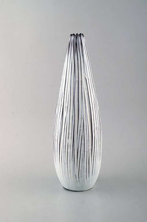 Vicke Lindstrand for Upsala-Ekeby. Vase in white glazed ceramics. Ribbed design, 
1950