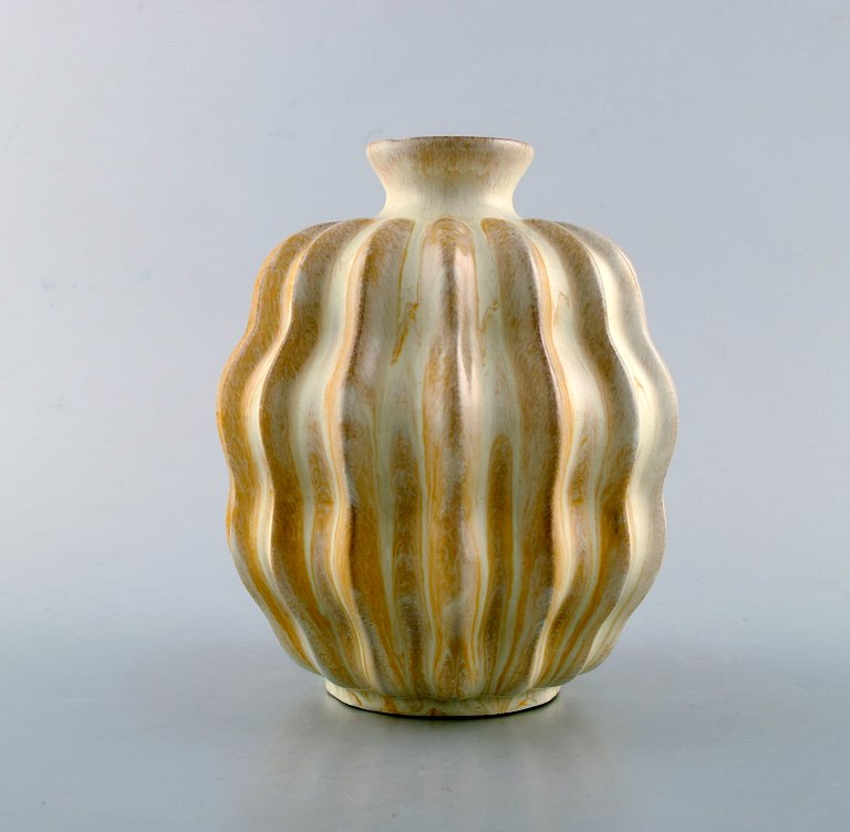 Vicke Lindstrand for Upsala-Ekeby. Organic vase in glazed stoneware. Beautiful 
glaze in yellow and white shades. Ribbed design, 1950
