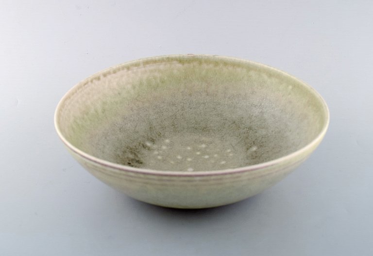 Liisa Hallamaa Larsen for Arabia. Large unique bowl in glazed stoneware. 
Beautiful eggshell glaze. 1960