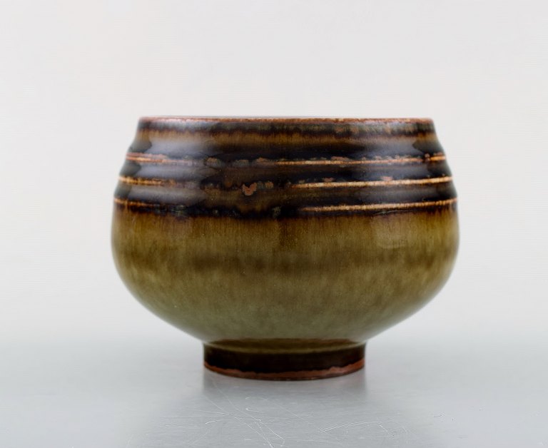Rörstrand bowl in glazed stoneware. Beautiful glaze brown shades. 1960