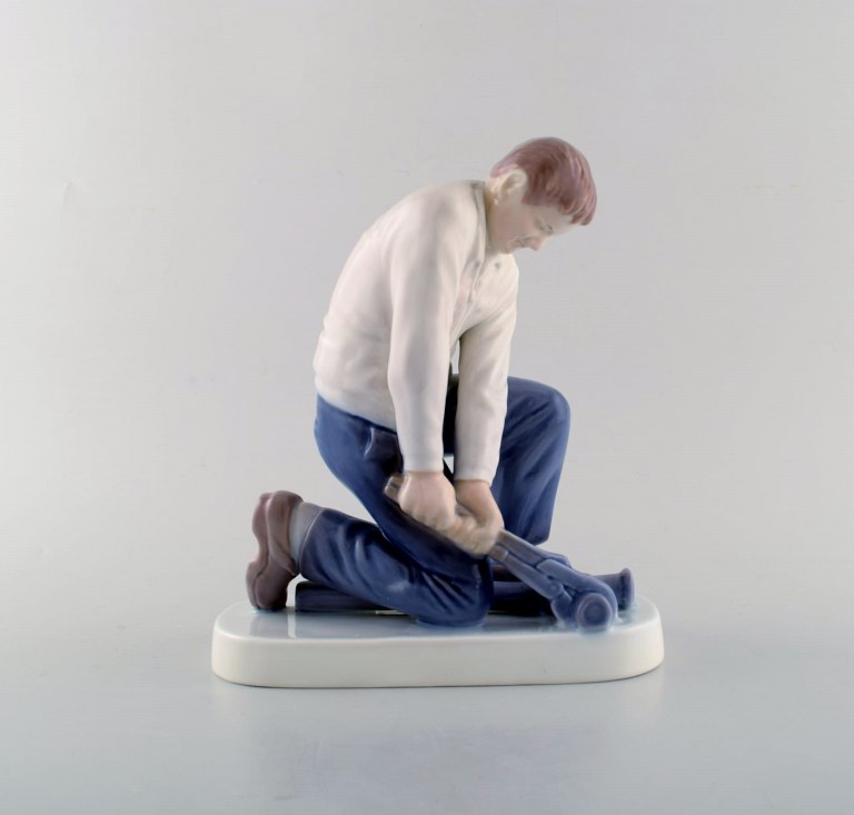 Bing & Grøndahl porcelænsfigur. Blikkenslager / rørlægger. Modelnummer: 2432.