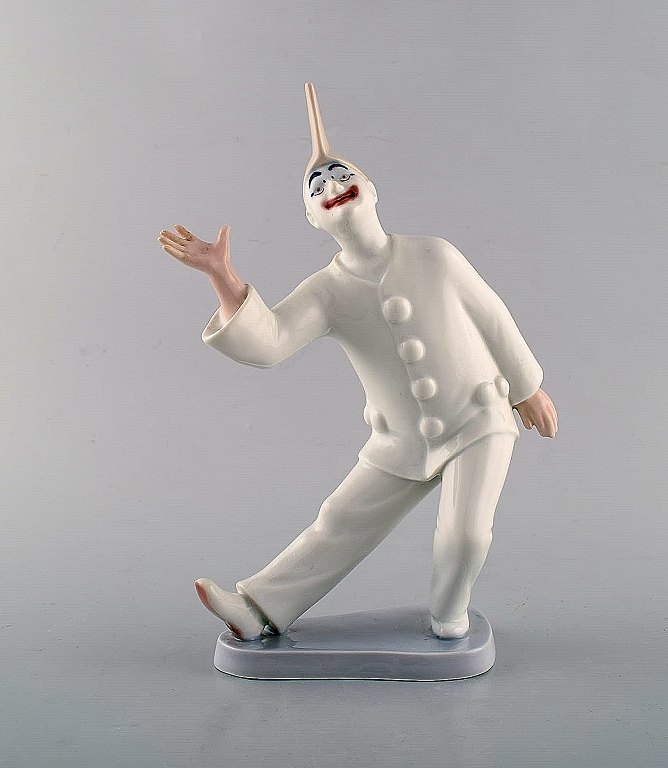 Bing & Grøndahl porcelænsfigur. Pierrot. Modelnummer: 2353.
Måler: 22,5 x 16 cm.