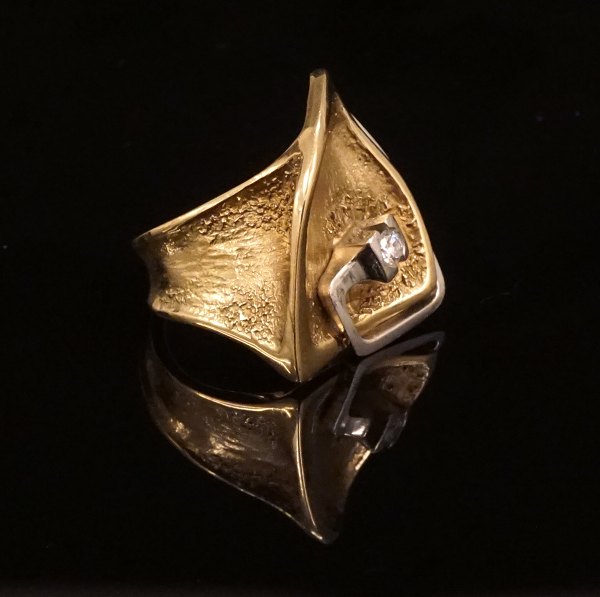 Ole Lynggaard, Denmark: A 14kt gold ring wiht a diamond. Ringsize: 52