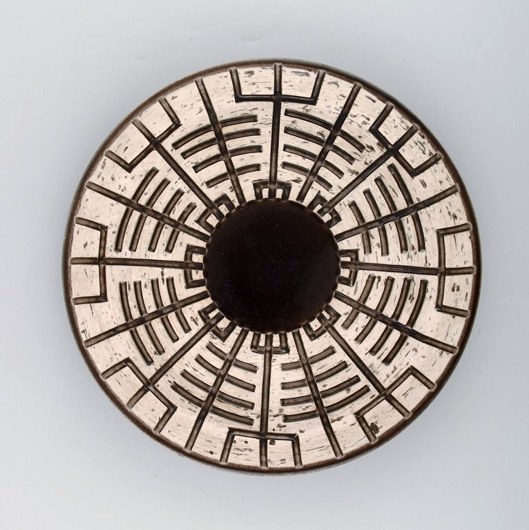 Mari Simmulson for Upsala-Ekeby. Dish in glazed stoneware with geometric 
pattern. 1960