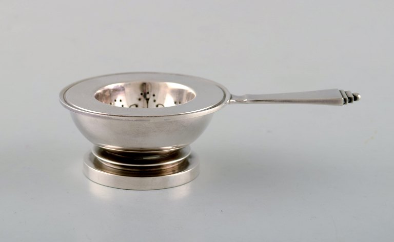 Harald Nielsen for Georg Jensen. Rare tea strainer in sterling silver. Dated 
1945-51.