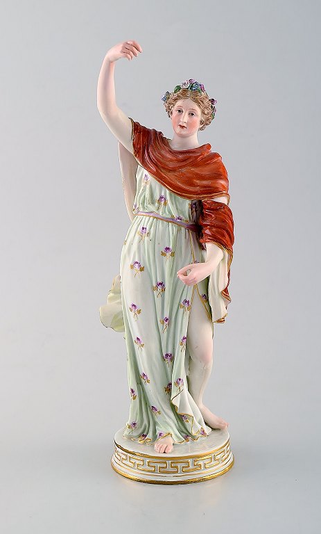 Meissen porcelænsfigur. Kvinde i kjole med blomsterkrans i håret. Ca. 1900.