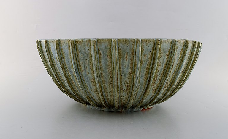 Arne Bang. Colossal stoneware bowl with fluted corpus decorated with green and 
light blue eggshell glaze. 1930