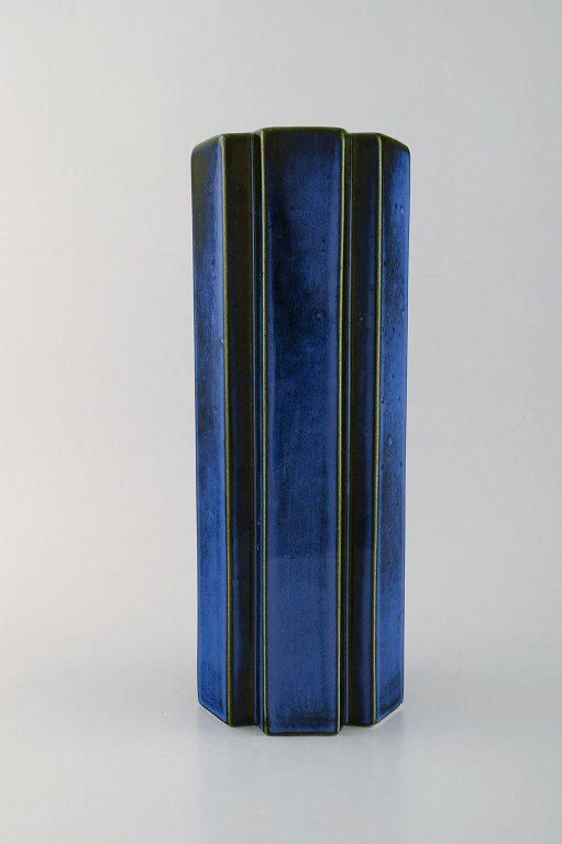 Karin Björquist for Gustavsberg. Stor "Octagon" vase i glaseret keramik. Smuk 
glasur i blå nuancer. 1960