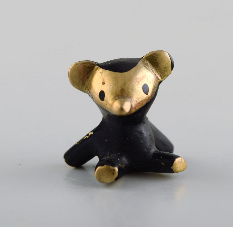 Walter Bosse, østrigsk kunstner og designer (f. 1904, d. 1974) for Herta Baller. 
"Black gold line" bamse i bronze. 1950