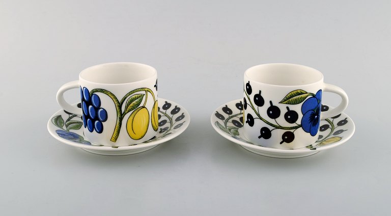 Birger Kaipiainen for Arabia. Two "Paratiisi" cups with saucer in porcelain. 
Late 20th century.
