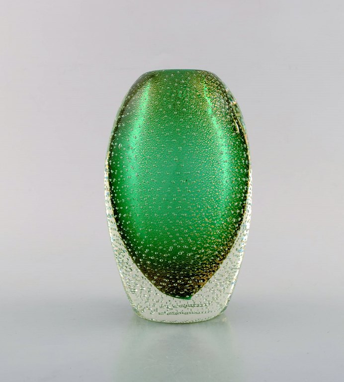 Murano, Italy. Vase in green mouth-blown art glass with bubbles and gold 
decoration. 1960