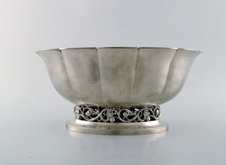 Just Andersen. Large impressive jardiniere / flower pot in pewter. 1930