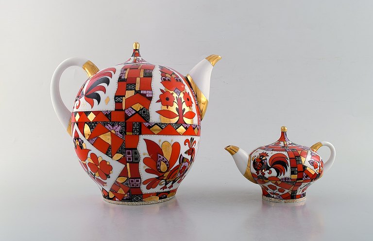 Den kejserlige Lomonosov porcelænsfabrik, Sovjetunionen. Et par "Red Horse" 
tekander i håndmalet porcelæn med 22 karat guld. 1960