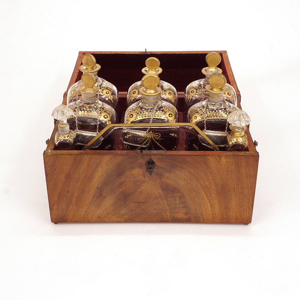 A decanter box with six large and two small decanter. Circa 1860-80