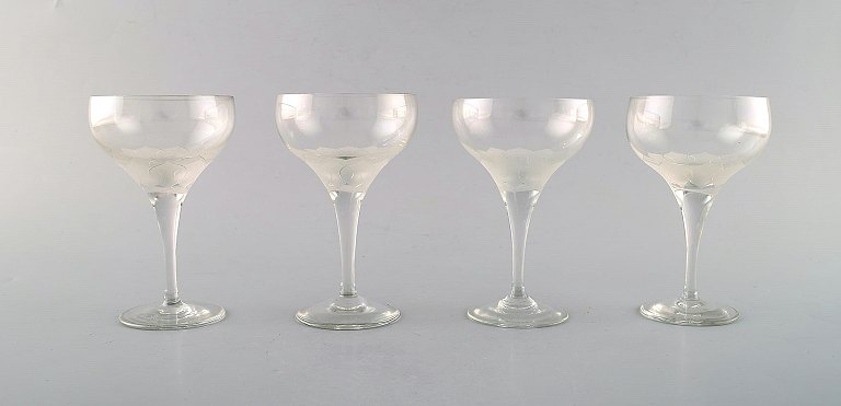 Bjørn Wiinblad (1918-2006) for Rosenthal. Fire "Lotus" glas i klart kunstglas 
dekoreret med lotusblomst. 1980
