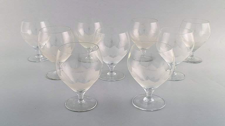 Bjørn Wiinblad (1918-2006) for Rosenthal. Ni "Lotus" glas i klart kunstglas 
dekoreret med lotusblomst. 1980