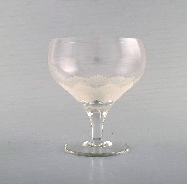 Bjørn Wiinblad (1918-2006) for Rosenthal. "Lotus" glass in clear art glass 
decorated with lotus flower. 1980