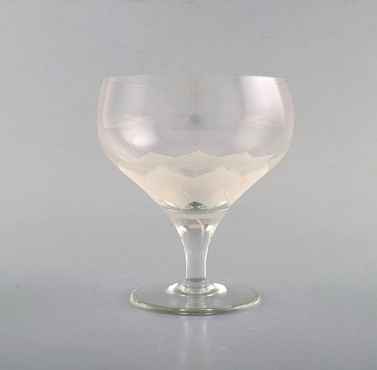 Bjørn Wiinblad (1918-2006) for Rosenthal. "Lotus" glas i klart kunstglas 
dekoreret med lotusblomst. 1980