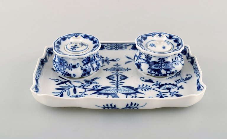 Meissen Blue Onion ink well in hand painted porcelain. 1930-50