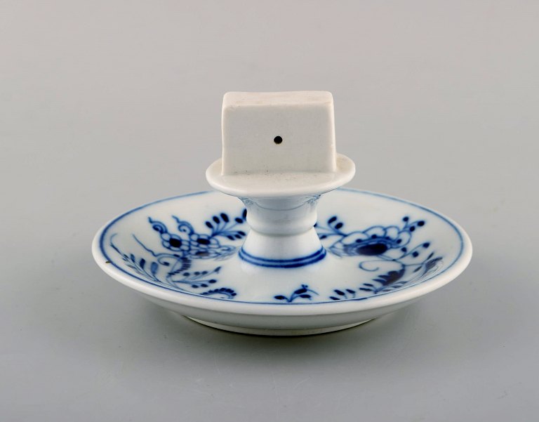 Meissen løgmønstret tændstikholder i håndmalet porcelæn. Midt 1900-tallet.
