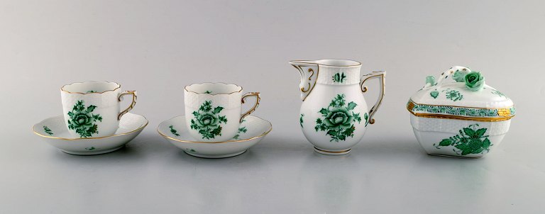 Herend "Chinese bouquet". Two coffee cups with saucers and sugar / cream sets in 
porcelain with gold decoration and green flowers. Mid 20th century.
