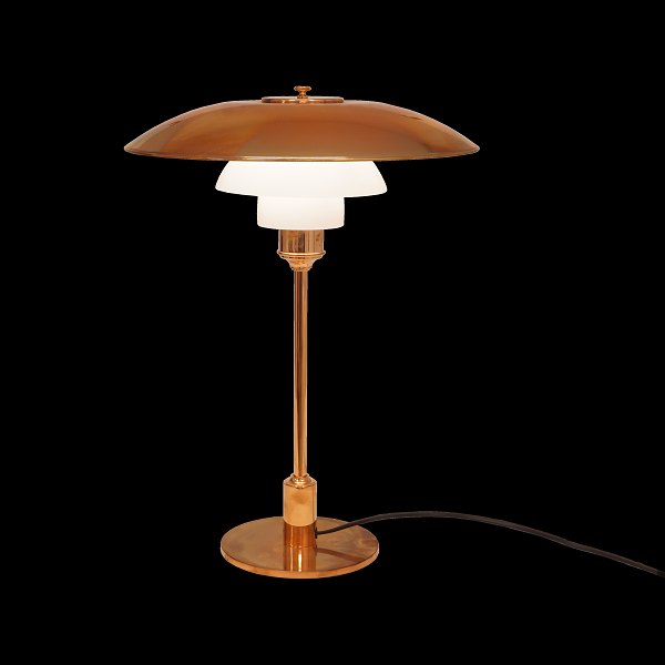 Poul Henningsen: A 3½ - 2½ table lampe with glass and copper shades. Produced by 
Louis Poulsen. H: 46cm